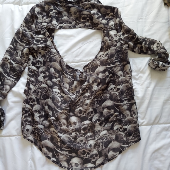 Skulls button up top - Picture 2 of 4
